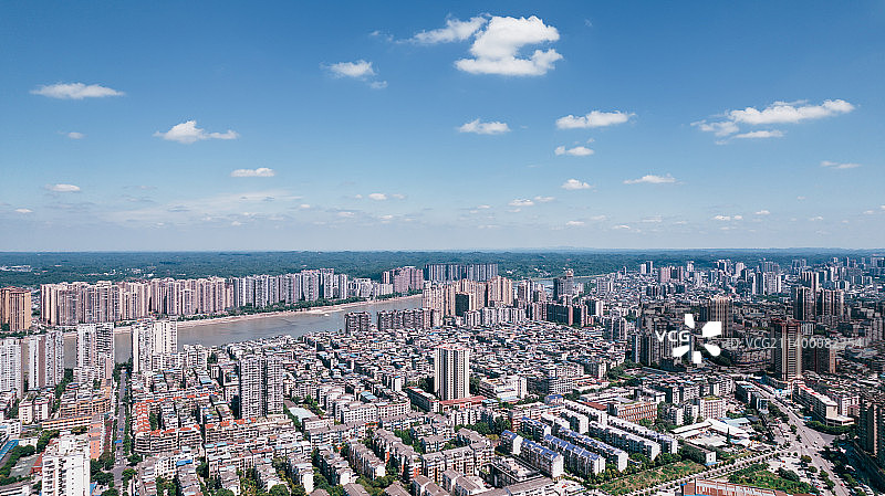 四川省乐山市区晴天航拍，岷江穿城而过，现代都市蓝天白云图片素材