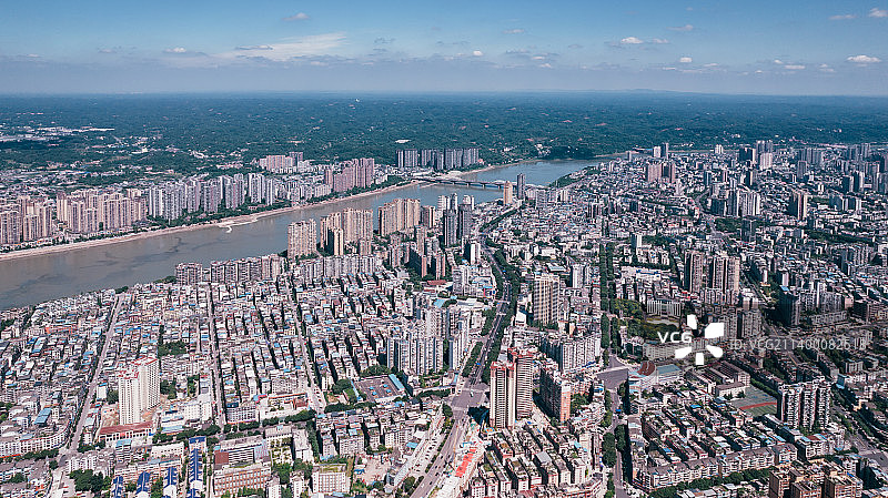 四川省乐山市区晴天航拍，岷江穿城而过，现代都市蓝天白云图片素材