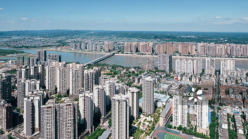 四川省乐山市区晴天航拍，岷江穿城而过，现代都市蓝天白云图片素材