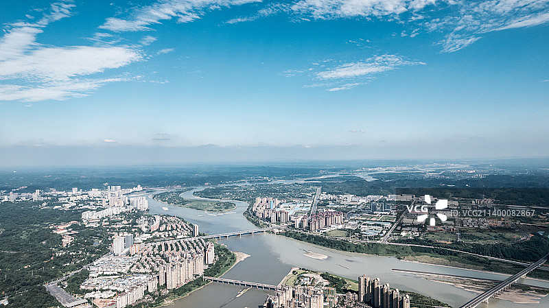 四川省乐山市区晴天航拍，岷江穿城而过，现代都市蓝天白云图片素材