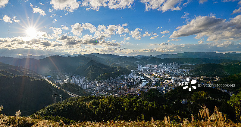 夏日晴空下的台江县城图片素材