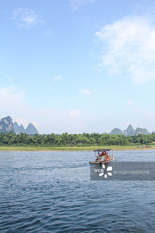 夏日漓江上的机动竹排图片素材