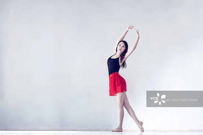 穿红色短裙练习跳舞的美丽女生图片素材