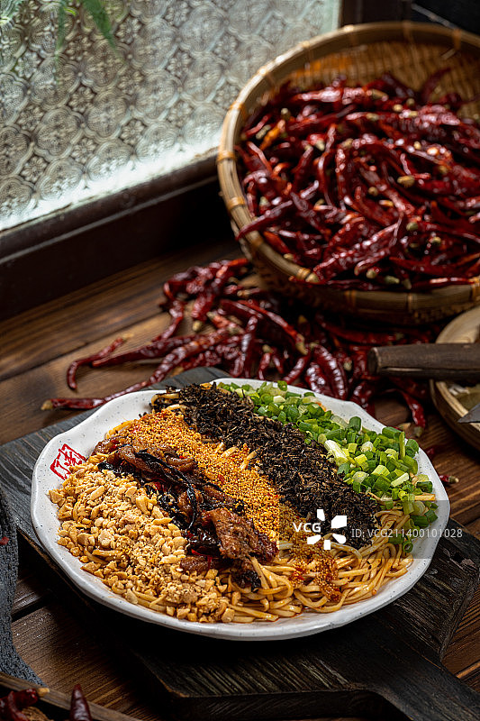 烧烤 宵夜 成都的夜生活 四川把把烧 农家怀旧复古风 烤火锅粉 生吃牛肉 牛肉刺身 芥末牛肉 烤豆干图片素材