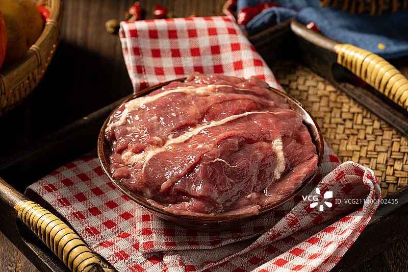 重庆老火锅 四川成都经典美食 牛油火锅 复古格子 农家土碗 小碗菜 火锅腰片 麻辣牛肉 俯拍锅底图片素材