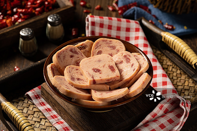 重庆老火锅 四川成都经典美食 牛油火锅 复古格子 农家土碗 小碗菜 火锅腰片 麻辣牛肉 俯拍锅底图片素材