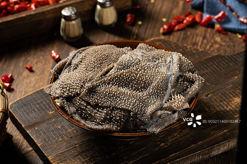 重庆老火锅 四川成都经典美食 牛油火锅 复古格子 农家土碗 小碗菜 火锅腰片 麻辣牛肉 俯拍锅底图片素材