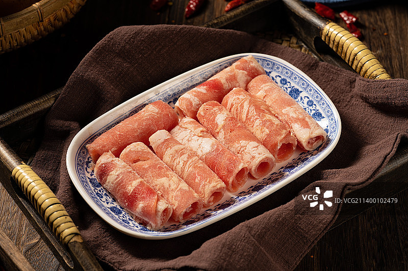 重庆老火锅 四川成都经典美食 牛油火锅 复古格子 农家土碗 小碗菜 火锅腰片 麻辣牛肉 俯拍锅底图片素材