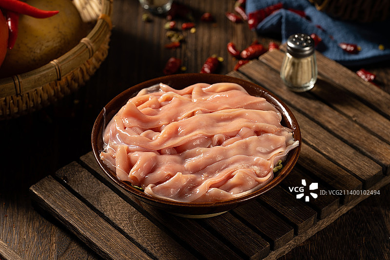 重庆老火锅 四川成都经典美食 牛油火锅 复古格子 农家土碗 小碗菜 火锅腰片 麻辣牛肉 俯拍锅底图片素材