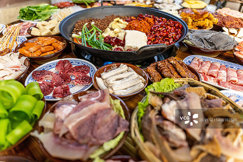 重庆老火锅 四川成都经典美食 牛油火锅 复古格子 农家土碗 小碗菜 火锅腰片 麻辣牛肉 俯拍锅底图片素材