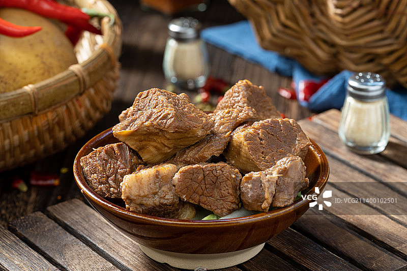 重庆老火锅 四川成都经典美食 牛油火锅 复古格子 农家土碗 小碗菜 火锅腰片 麻辣牛肉 俯拍锅底图片素材