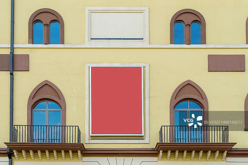 欧洲小镇建筑阳台和窗户图片素材