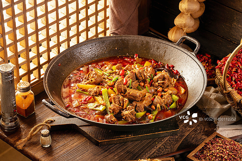 地道东北菜,铁锅炖大鹅,柴火鸡,铁锅乌鸡,菌香鸡汤,烤鸭,农家复古风,鲜锅乌鸡,鲜锅e,柴火饭图片素材