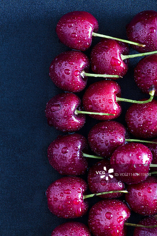 新鲜红透的樱桃图片素材