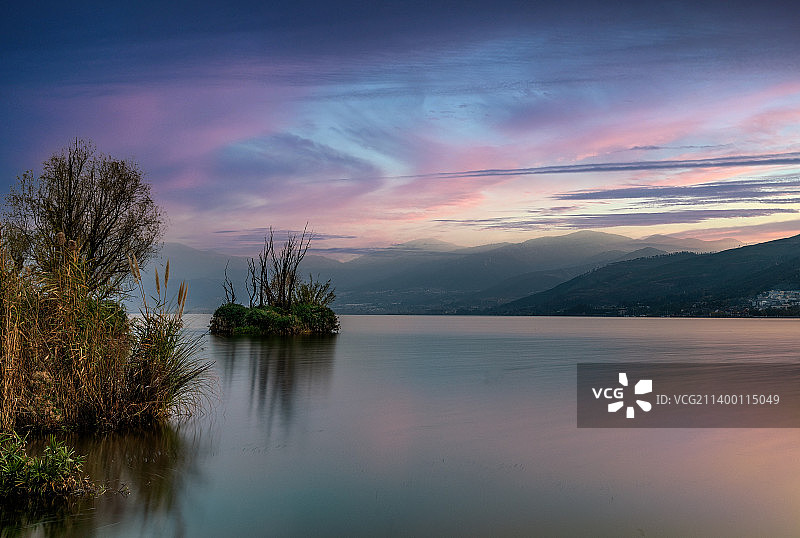 邛海孤树与晚霞：西昌邛海图片素材