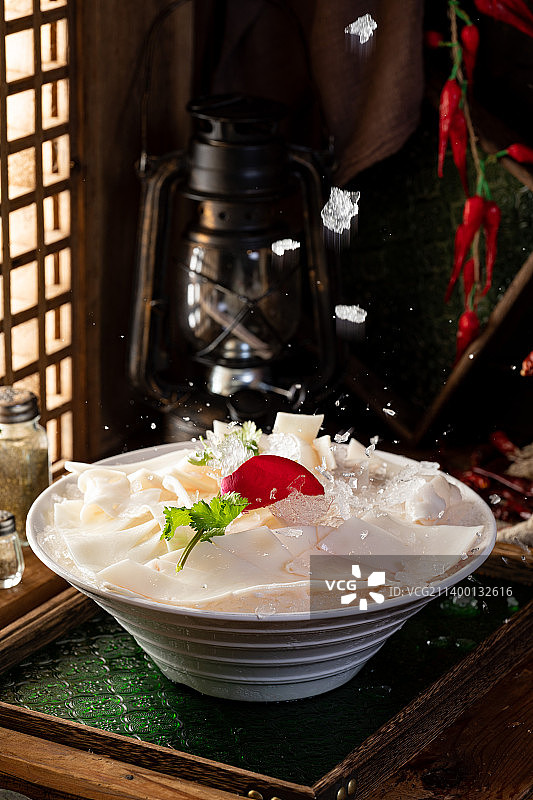 铜锅火锅锅底,麻辣牛油火锅,火锅大盘菜,蔬菜拼盘,火锅郡花,鲜肉包子,火锅鸭舌,冷锅鸭血,火锅粉,葱图片素材