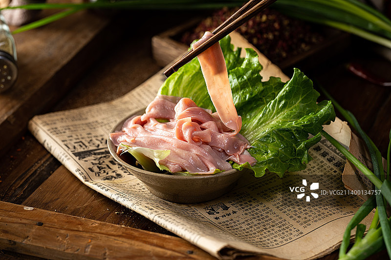 怀旧复古风小碗菜火锅 重庆老火锅 必点菜 牛肉 毛肚 鸭肠 黄喉 鲜鸭血 火锅腰片 鲜鱿鱼 甜香菜图片素材