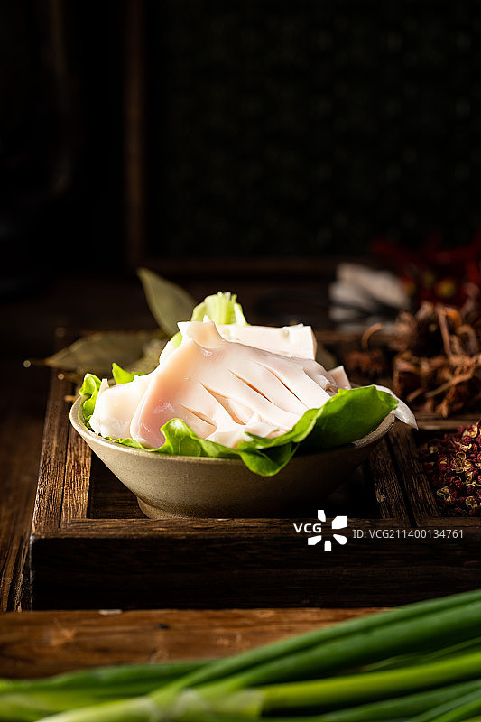 怀旧复古风小碗菜火锅 重庆老火锅 必点菜 牛肉 毛肚 鸭肠 黄喉 鲜鸭血 火锅腰片 鲜鱿鱼 甜香菜图片素材