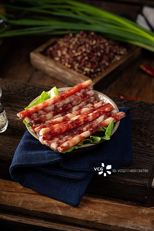 怀旧复古风小碗菜火锅 重庆老火锅 必点菜 牛肉 毛肚 鸭肠 黄喉 鲜鸭血 火锅腰片 鲜鱿鱼 甜香菜图片素材