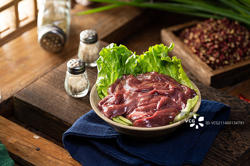 怀旧复古风小碗菜火锅 重庆老火锅 必点菜 牛肉 毛肚 鸭肠 黄喉 鲜鸭血 火锅腰片 鲜鱿鱼 甜香菜图片素材