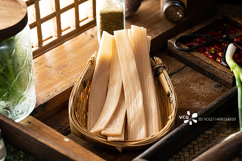 怀旧复古风小碗菜火锅 重庆老火锅 必点菜 牛肉 毛肚 鸭肠 黄喉 鲜鸭血 火锅腰片 鲜鱿鱼 甜香菜图片素材