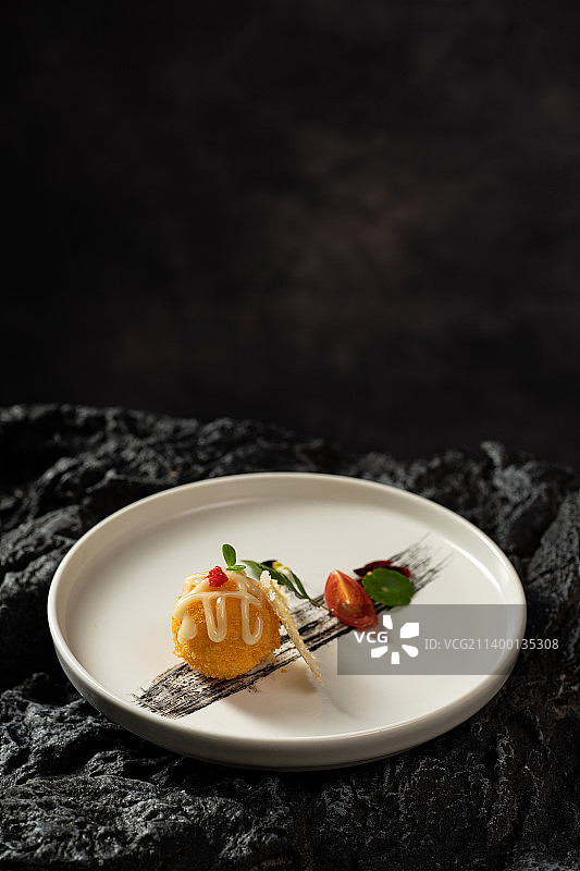 高端暗调私房菜 创意菜 私房餐厅 昂贵 昂贵食材 鲨鱼皮 和牛 干鲍 辽参图片素材