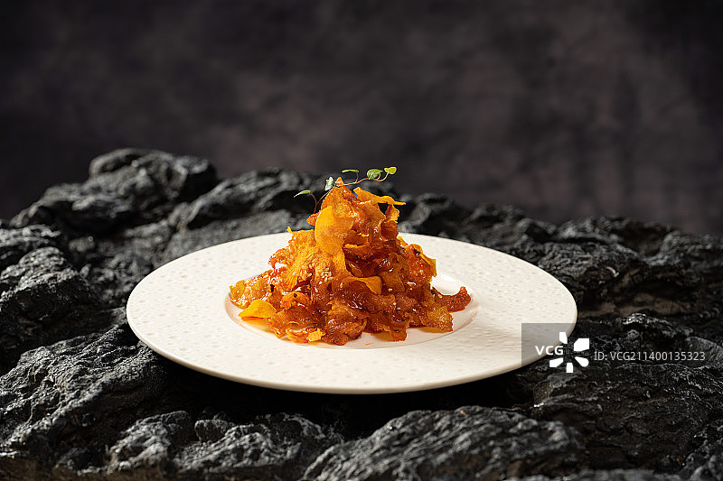 高端暗调私房菜 创意菜 私房餐厅 昂贵 昂贵食材 鲨鱼皮 和牛 干鲍 辽参图片素材