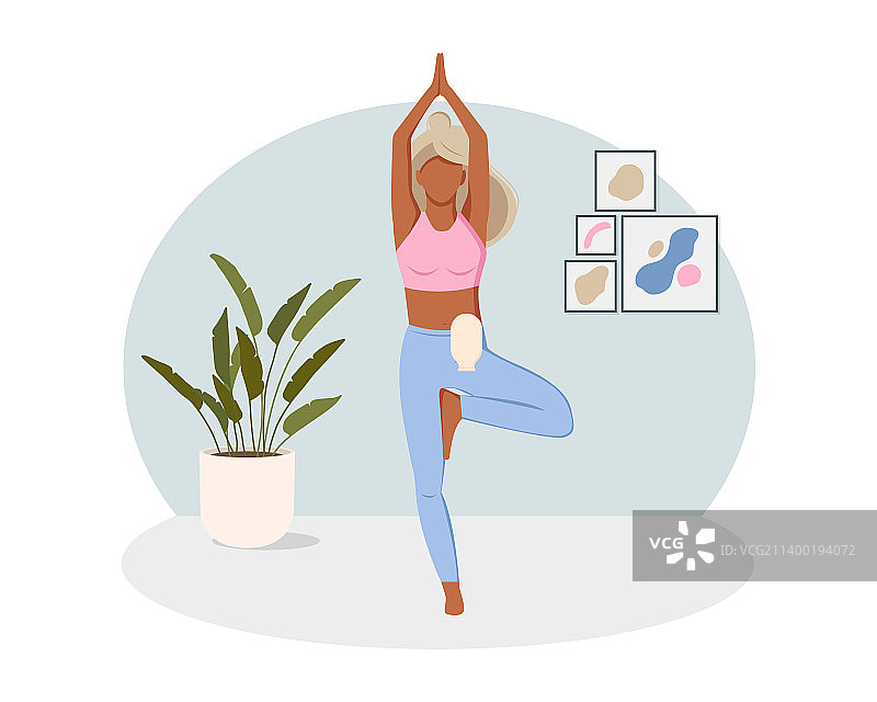 年轻女孩带着结肠造口袋做瑜伽图片素材