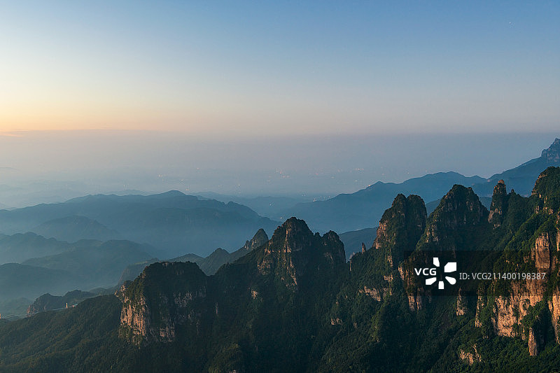 太行山脉河南省新乡段辉县沙窑乡小井村轿顶山景区夏季云海户外风光图片素材