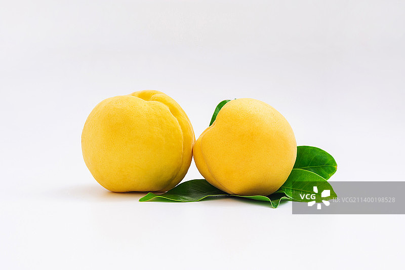 白色背景上新鲜的炎陵黄桃图片素材