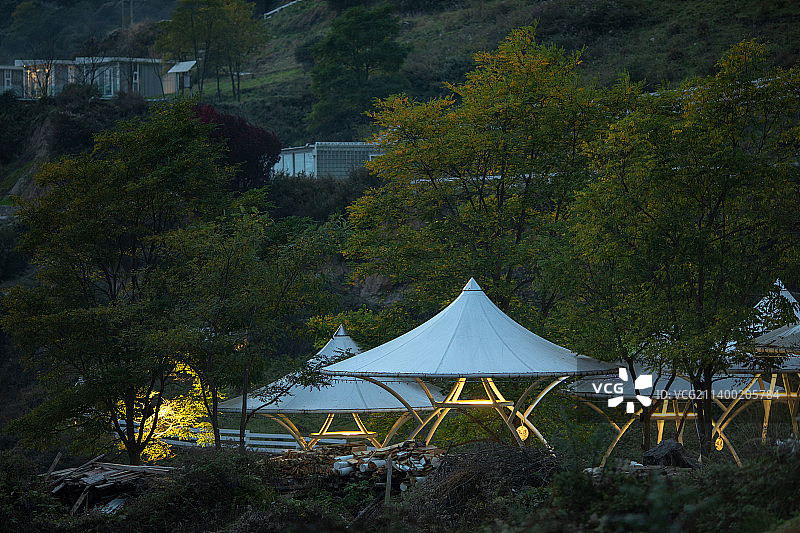 山谷里晨雾中的白色帐篷图片素材