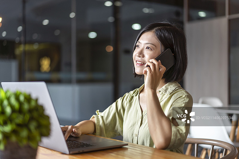 在咖啡厅里办公的商务女性特写图片素材