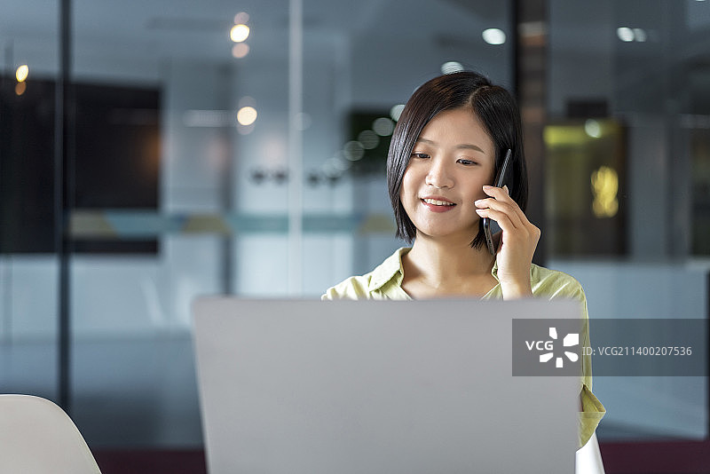 在咖啡厅里办公的商务女性特写图片素材