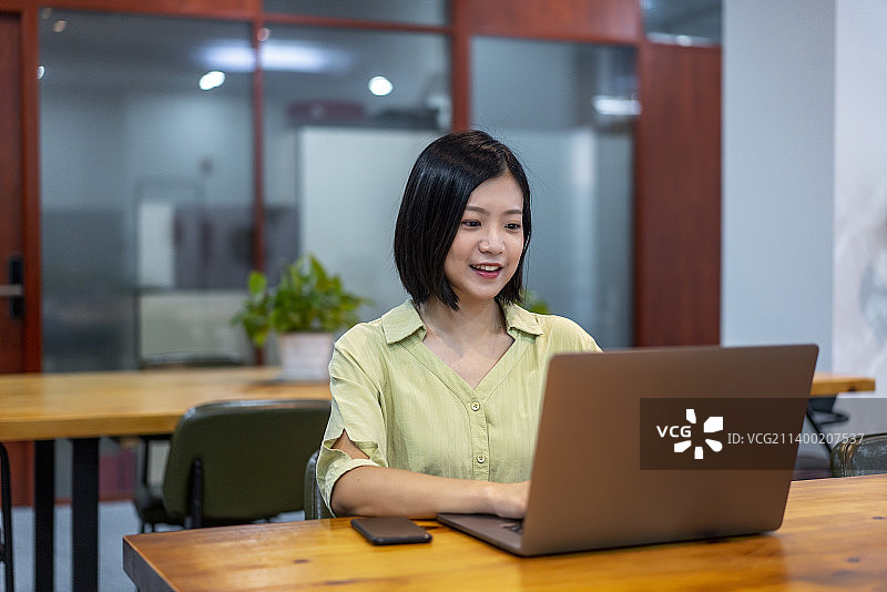 在咖啡厅里办公的商务女性特写图片素材