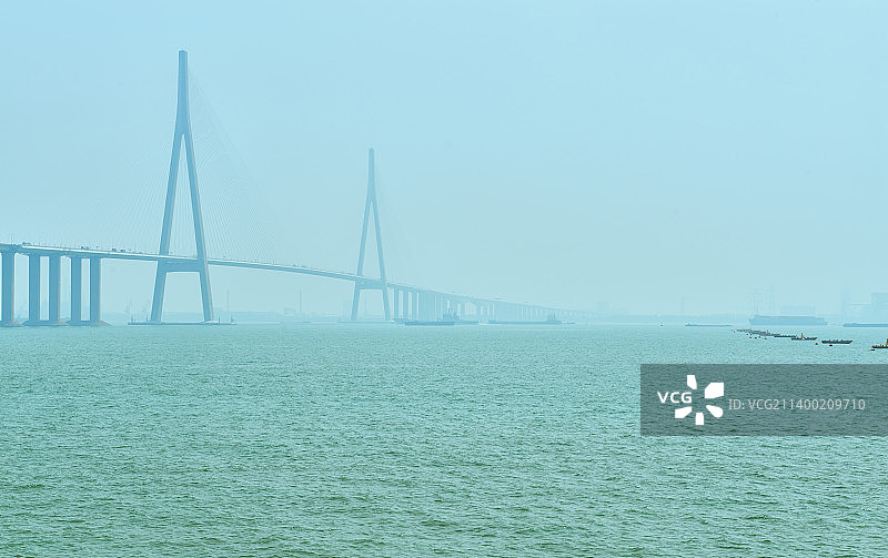 被雾笼罩的大桥图片素材