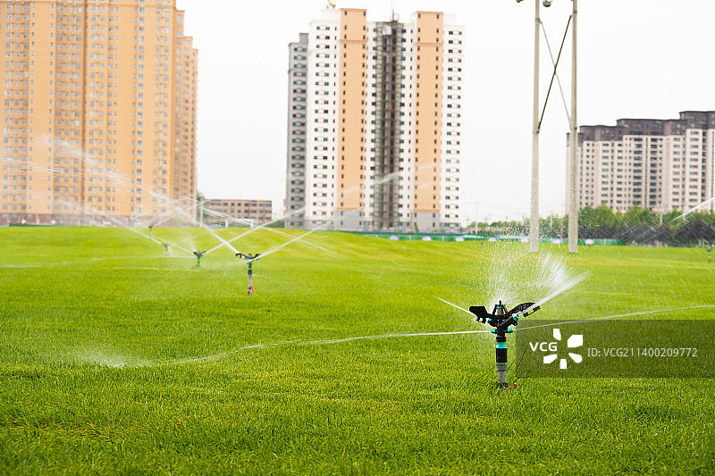 草坪灌溉浇水图片素材