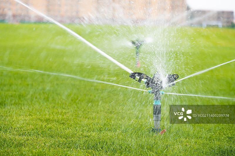 草坪灌溉浇水图片素材