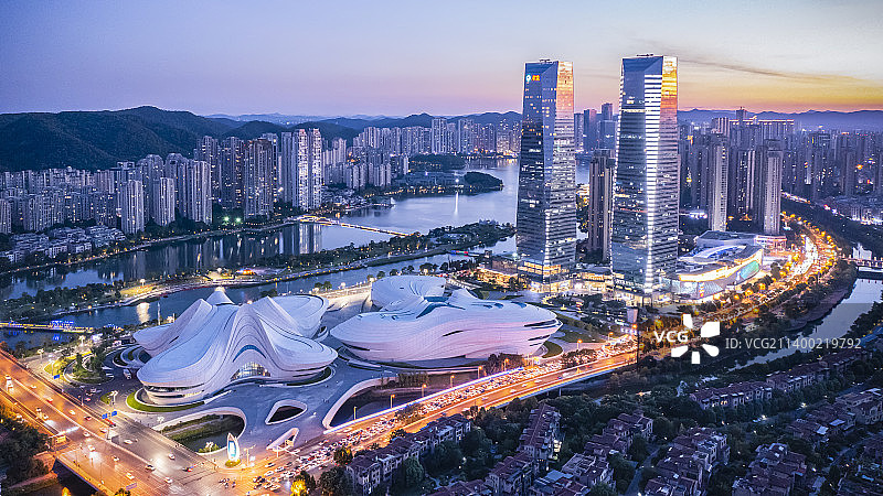 中国湖南省长沙市梅溪湖公园夜景，梅溪湖国际文化艺术中心图片素材