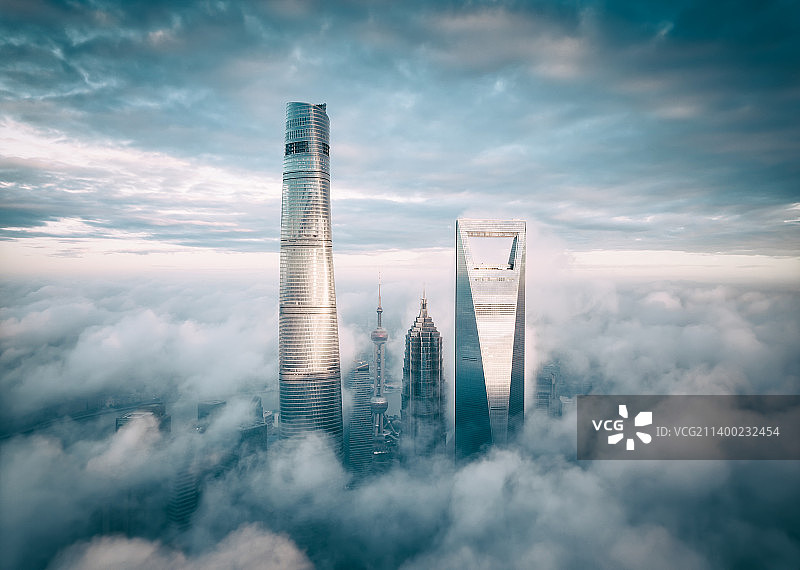 航拍上海外滩陆家嘴城市平流雾建筑风光图片素材