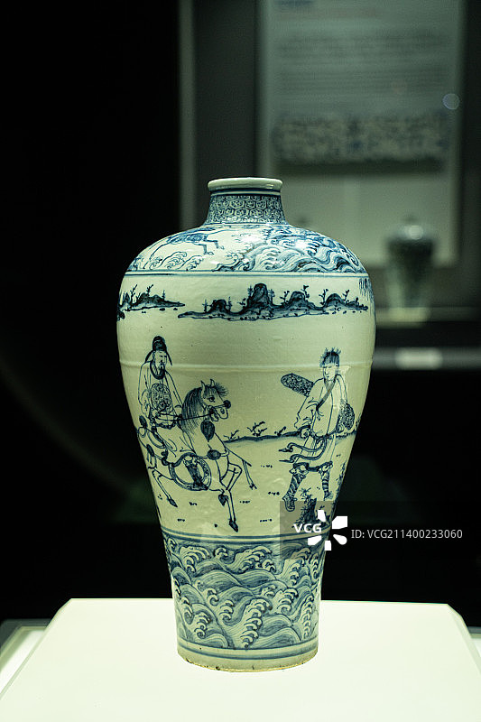 明代携友寻芳图青花瓷梅瓶图片素材