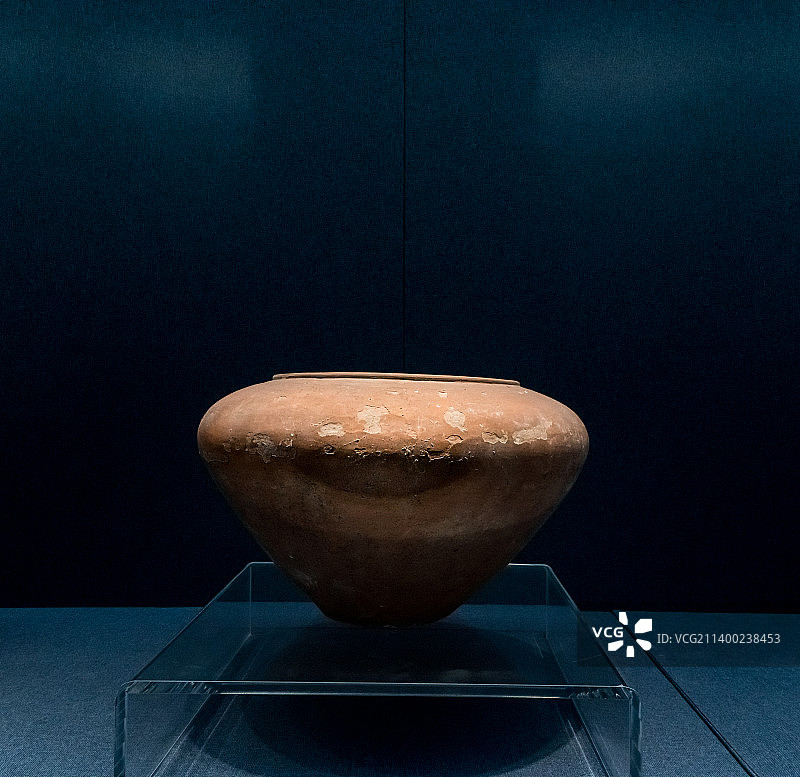 新石器时代仰韶文化：红陶瓮图片素材