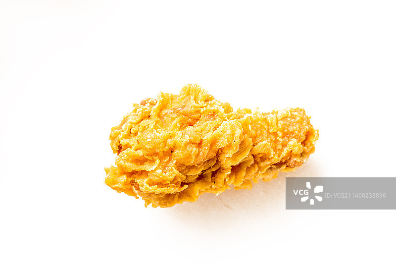 金黄美味的啤酒和炸鸡块美食图片素材