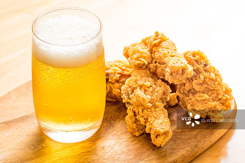 金黄美味的啤酒和炸鸡块美食图片素材