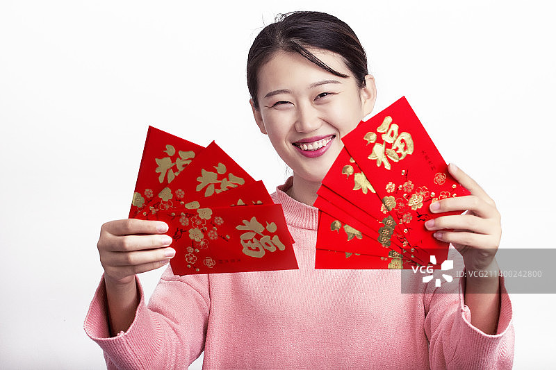女生撒新年红包图片素材