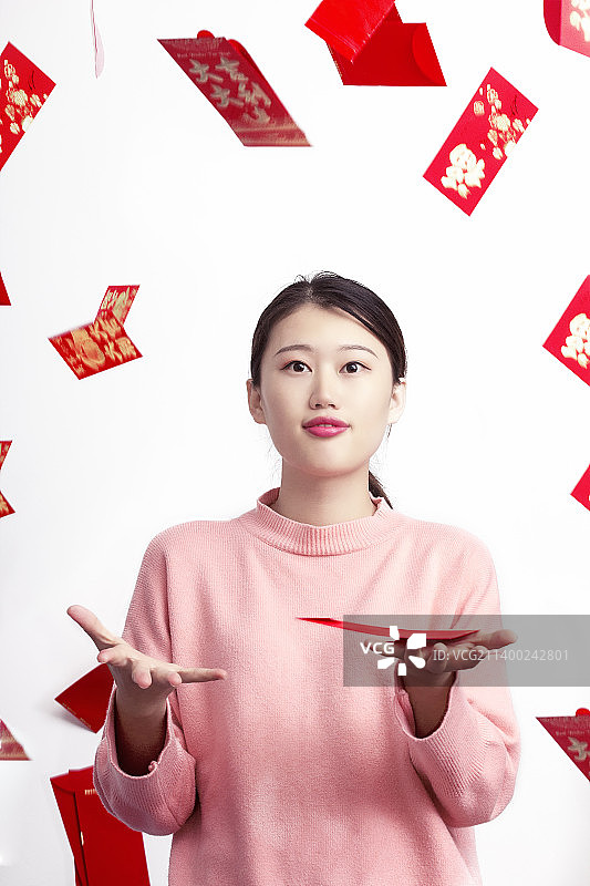 女生撒新年红包图片素材