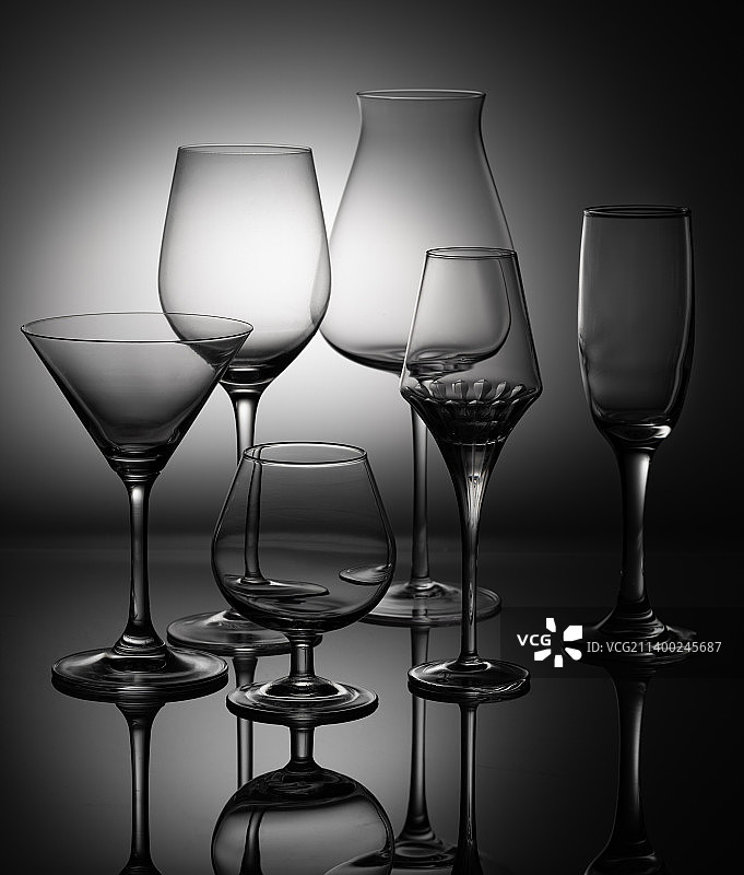 白底光晕勾黑边的玻璃高脚酒杯器皿图片素材