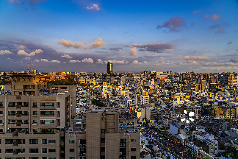 日落时高视角的台南城镇景色图片素材
