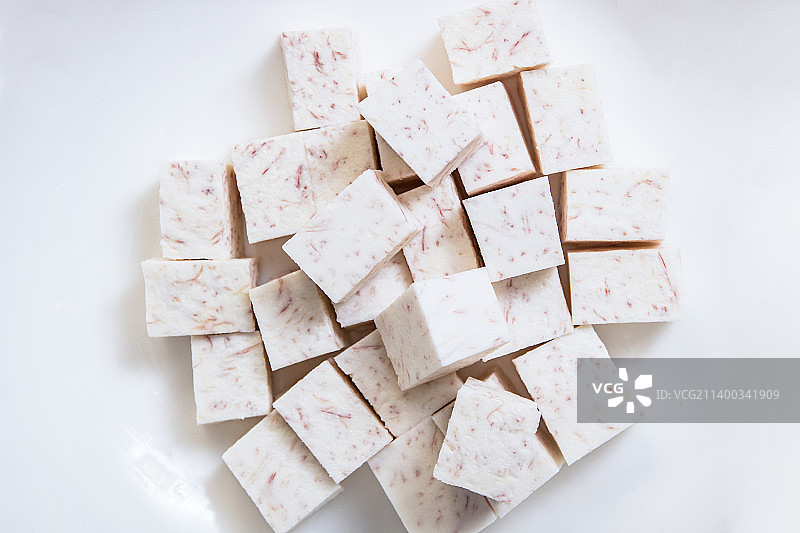 木纹桌面上一碟裁切整齐的香芋块食材图片素材