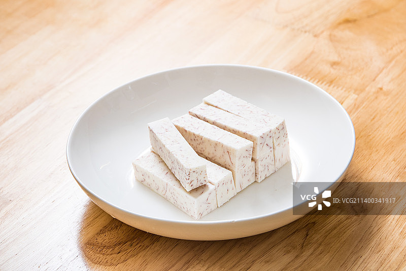 木纹桌面上一碟裁切整齐的香芋块食材图片素材