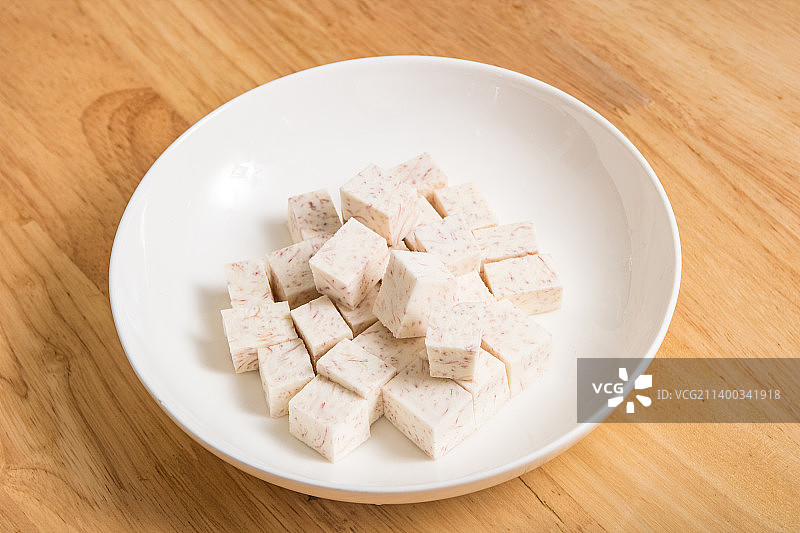 木纹桌面上一碟裁切整齐的香芋块食材图片素材